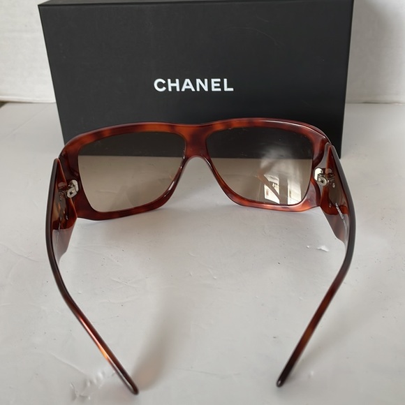 Authentic Chanel Sunglasses. - Picture 6 of 15